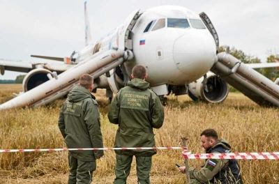 Второй пилот, который совершил посадку самолета "Уральских авиалиний" на поле, теперь работает грузчиком и таксистом, чтобы обеспечить свою семью