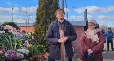 Священника, который отпевал Алексея Навального, отстранили от службы